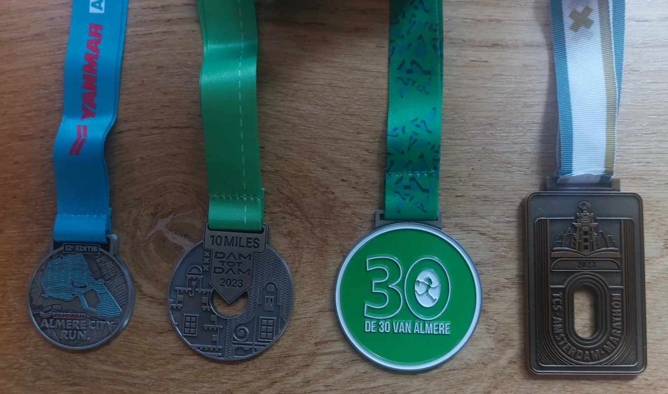 /2023/10/amsterdam-marathon-2023/JeroenTrimbachRunningMedals2023.webp